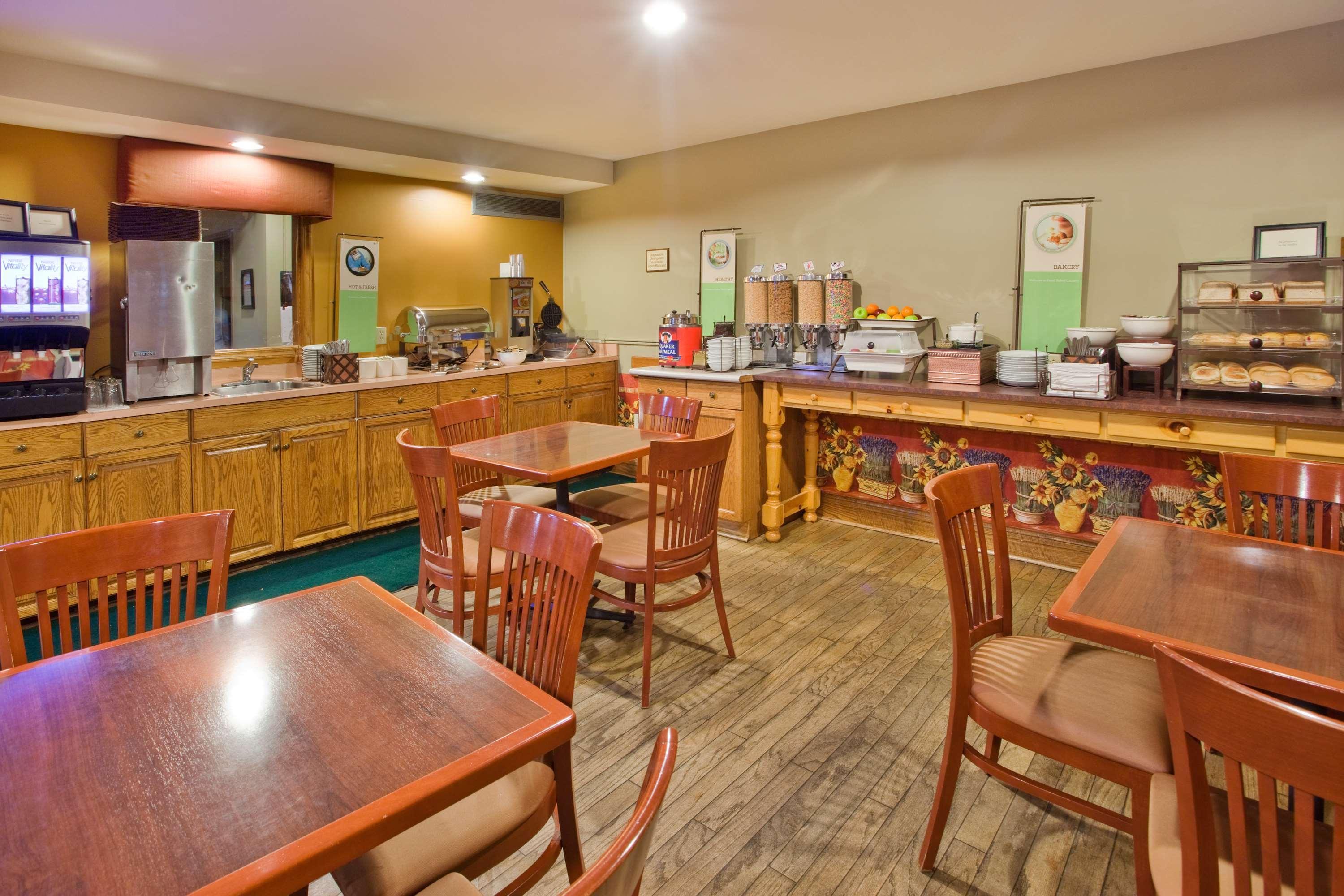 Travelodge Suites By Wyndham Regina - Eastgate Bay Exteriör bild